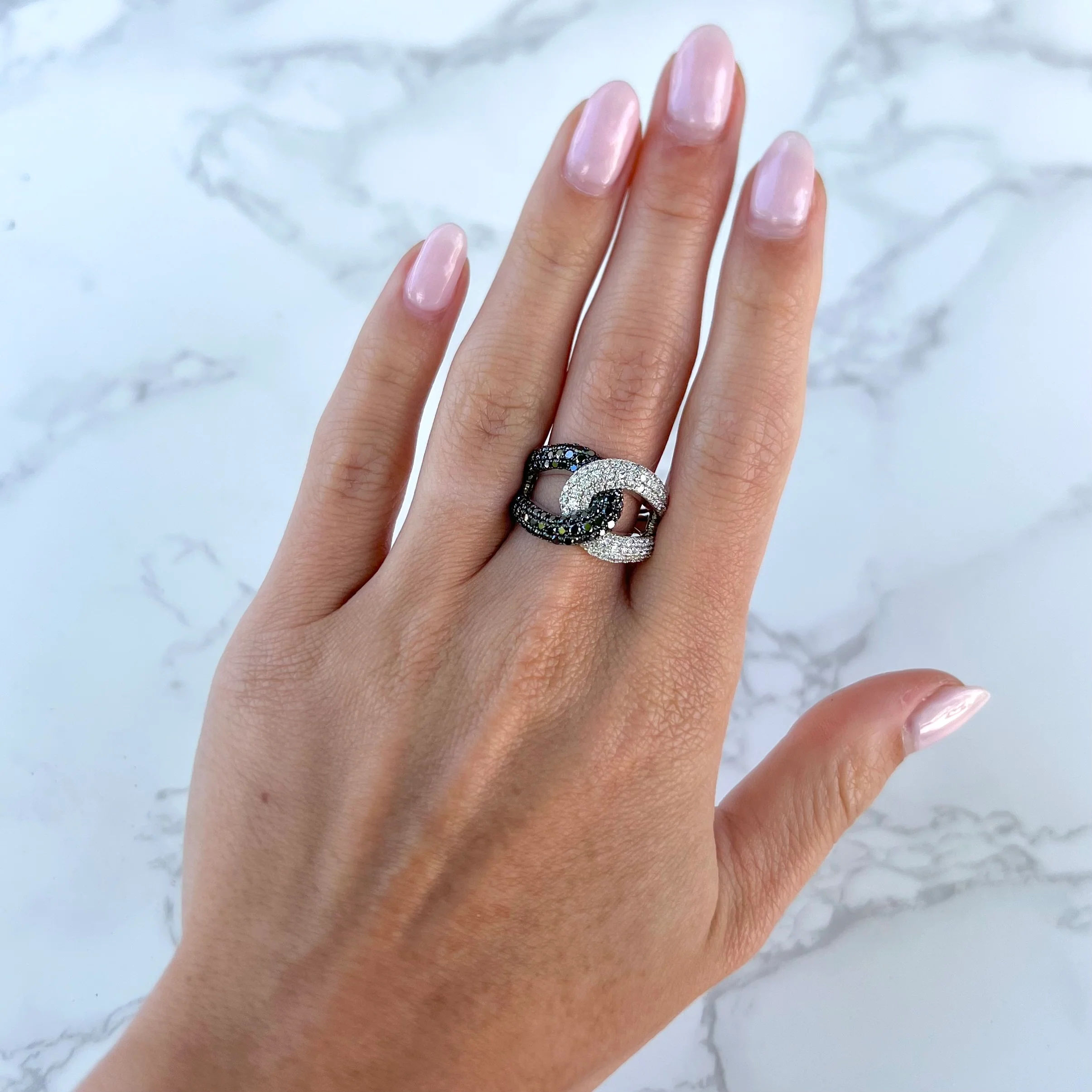 14K GOLD DIAMOND AND BLACK DIAMOND LAUREL RING - Image 2