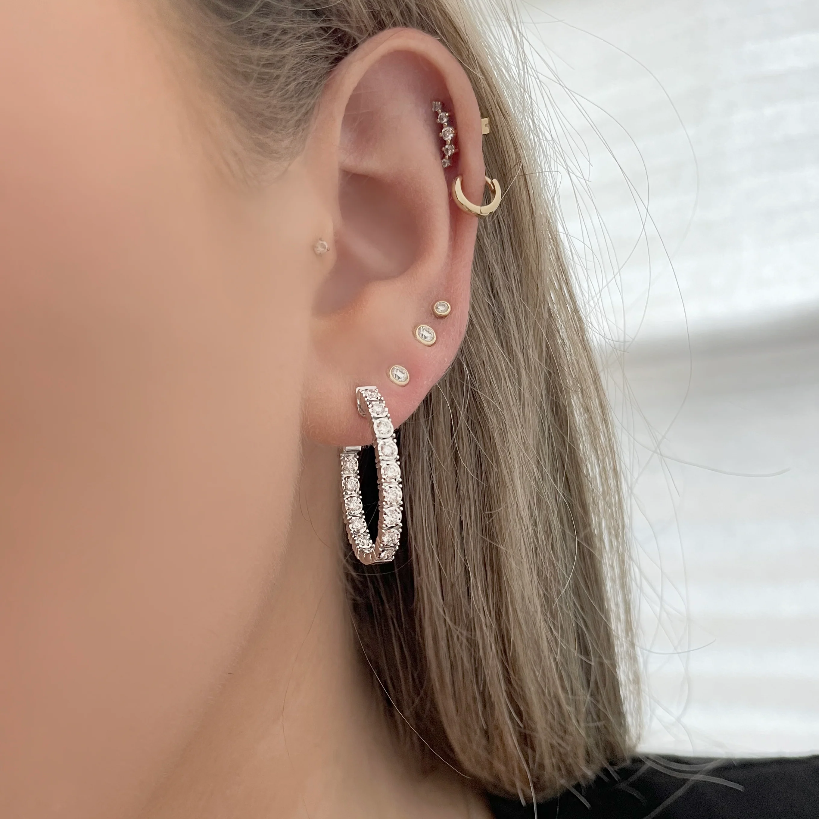 14K GOLD DIAMOND SMALL OVAL JEN HOOPS - Image 3
